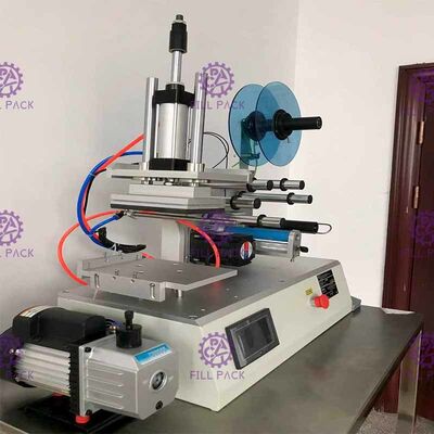 La machine à étiquettes 2000BPH de bouteille plate de place cogne l'autocollant adhésif semi automatique