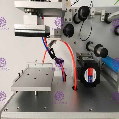 La machine à étiquettes 2000BPH de bouteille plate de place cogne l'autocollant adhésif semi automatique