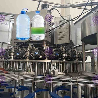 Le PLC commandent la machine de remplissage automatique à grande vitesse de l'eau pour le plastique/bouteille d'ANIMAL FAMILIER