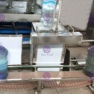 Baril en plastique équipement de conditionnement automatique de rétrécissement de machine de remplissage de l'eau de 5 gallons