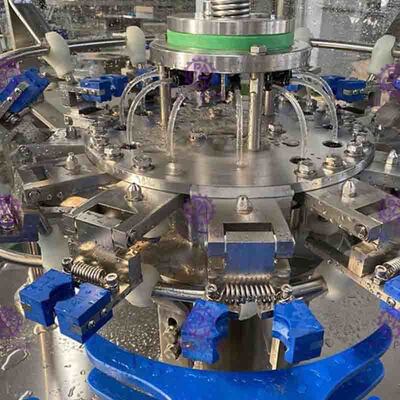Ligne carbonatée automatique de machine de remplissage de l'eau de scintillement de boissons de 4000BPH 2L avec la traction Ring Cap