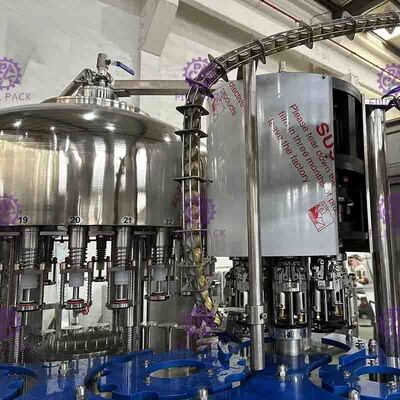 Machine de remplissage de bouteilles de sauce de soja 3000BPH avec le réservoir d'équilibre de conservation de la chaleur