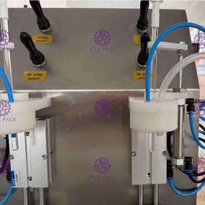 2 têtes peuvent remplir l'équipement de machine carbonaté semi automatique 330ML 90mm