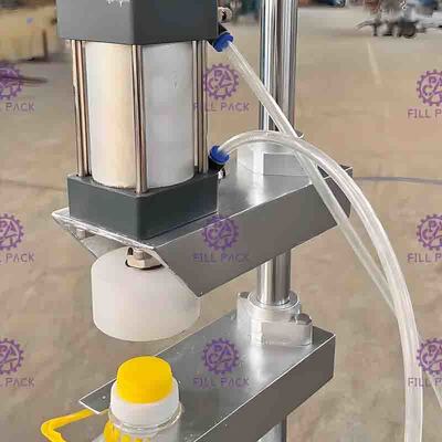 Machine à emballer pneumatique semi automatique de bouteille pour des barils pressant des chapeaux