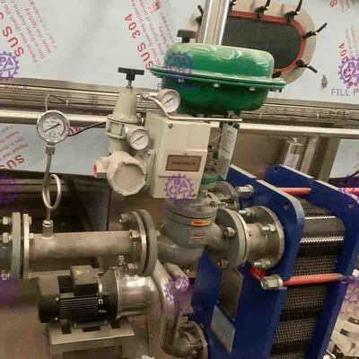 Stérilisateur automatique mis en bouteille par boisson carbonatée, installation de fabrication de jus