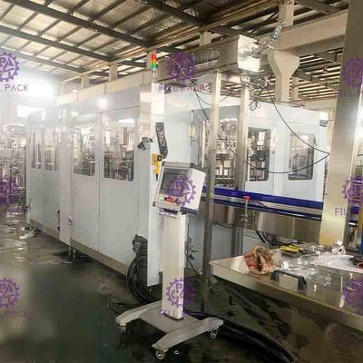 15000BPH 3 dans 1 machine de remplissage potable pure de l'eau de bouteille d'ANIMAL FAMILIER de Monoblock produisant l'acier inoxydable 304 d'équipement