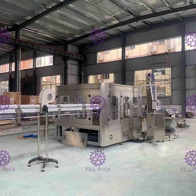 Le PLC commandent la chaîne de production de l'eau, machine de remplissage en plastique de Monoblock de la bouteille 15000BPH