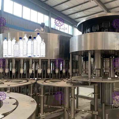 La machine de remplissage couverte supérieure de l'eau de bouteille d'ANIMAL FAMILIER de Hygeian 15000BPH 32 dirige l'opération de PLC