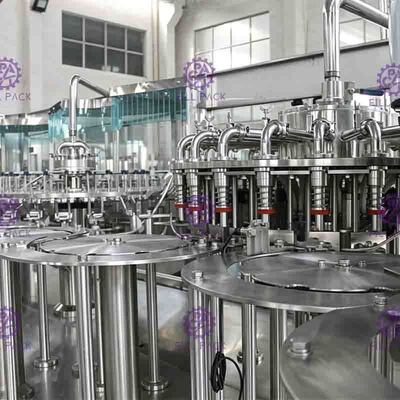 Machine de remplissage de jus de fruits en bouteille plastique SUS304 2L 4000BPH avec homogénéisateur