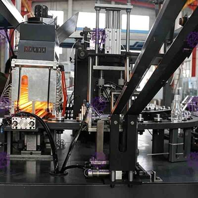 2 machine complètement automatique de fabrication de bouteille d'animal familier de la cavité 1.5l pour produire la bouteille carbonatée de boisson