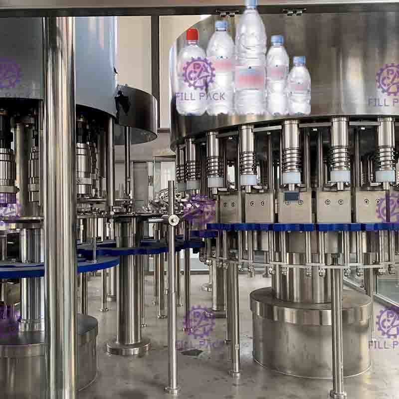 3 dans 1 machine de remplissage de bouteilles en plastique de Monoblock pour la charge d'eau minérale 18