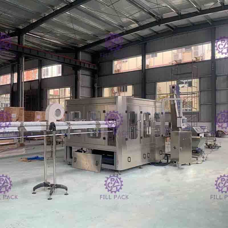 Le PLC commandent la chaîne de production de l'eau, machine de remplissage en plastique de Monoblock de la bouteille 15000BPH